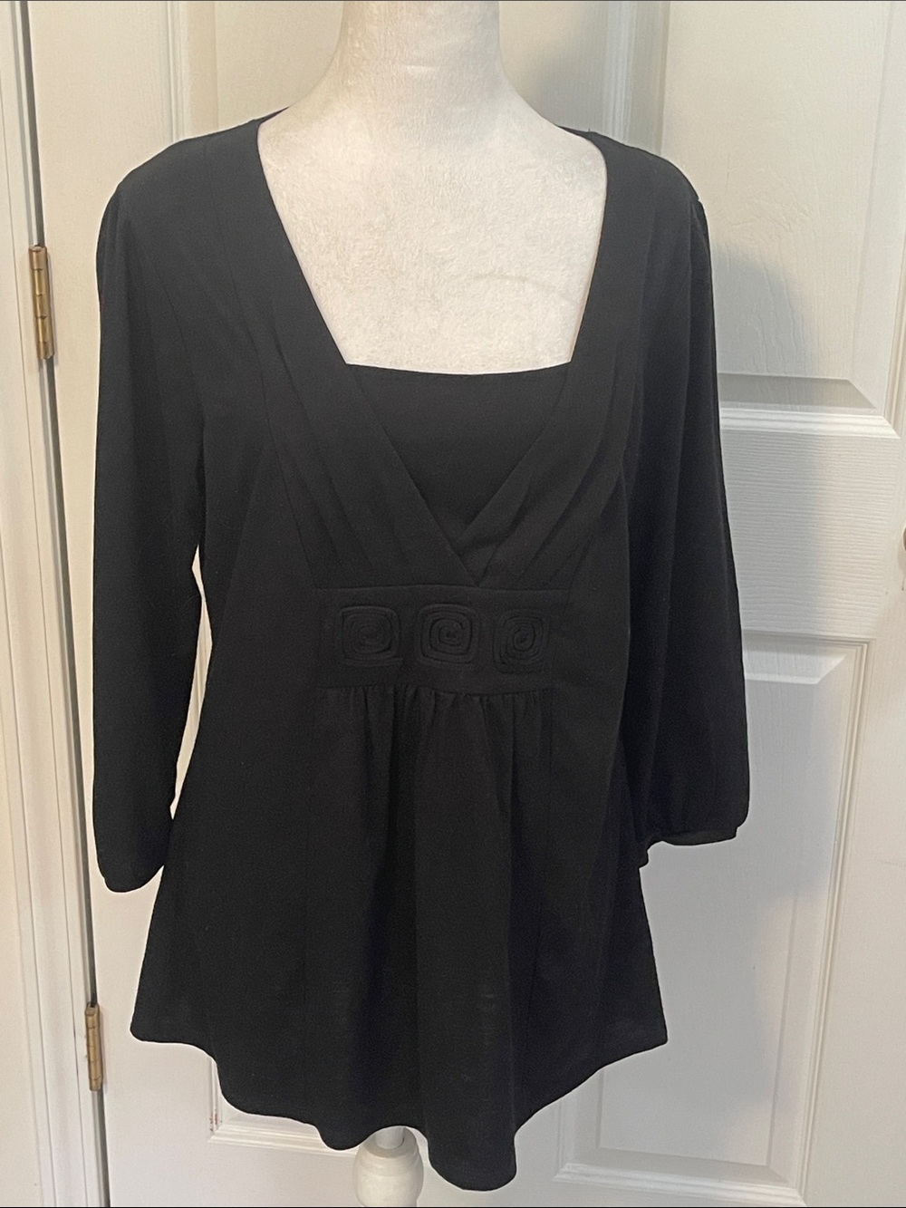 Croft & Barrow Black Women’s Square Neck Tunic Top. Size lg